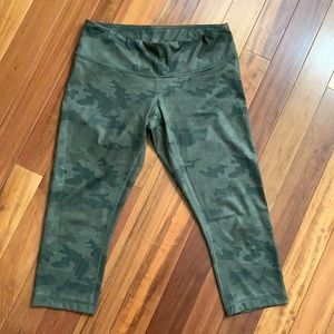 Like new Lukulemon camo leggings 10